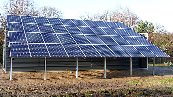 Traktorhalle mit Photovoltaikanlage