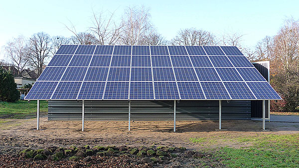 Traktorhalle mit Photovoltaikanlage